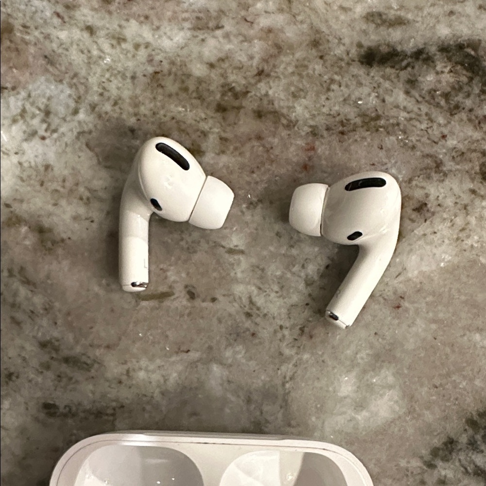 AirPods Pro White Wireless Earbuds with Charging Case - Picture 3 of 5